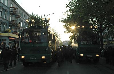 011_14232 - Wasserwerfer und Polizisten in Kampfmontur beziehen Stellung,