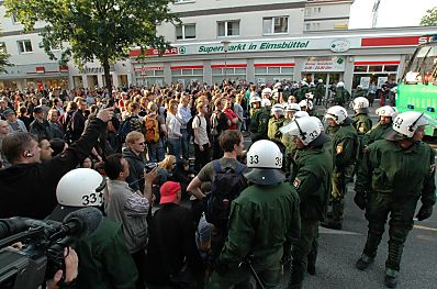 011_14234 - Einwohner von Eimsbttel stehen vor der Polizeiabsperrung und protestieren gegen die Veranstaltung der NPD in ihrem Stadtteil.
