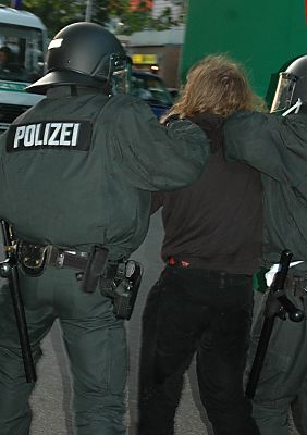 011_14243 - zwei mit Schlagstock und Pistole bewaffnete Polisten fhren ihre Verhaftung ab. 