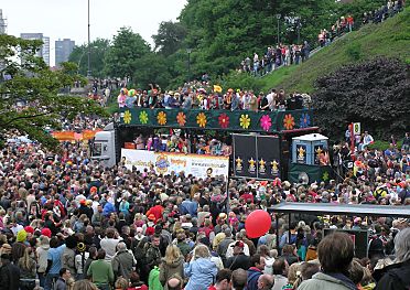 011_14209 - Menschenmenge auf dem Schlager Move; ein mit "Pril-Blumen" dekorierter Truck bahnt sich seinen Weg durch die dichtgedrngten Menschen bei den Landungsbrcken