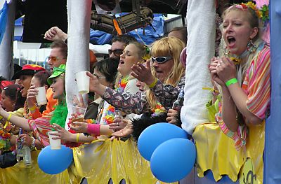 011_14210 - in der Mode der 60er Jahre gekleidet wird auf dem Schlagermove krftig deutsche Schlager gesungen.