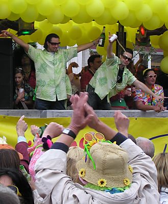 011_14211 - Bier und Sekt fliesst in Strmen; Besucher vom Schlagermove stehen an der Strasse und bejubeln die vorbeifahrenden Lastwagen.