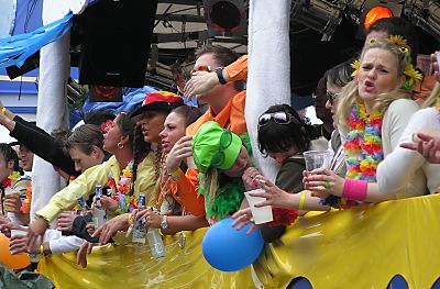 011_14314 - Schlagerfans singen mit Blumenketten behngt auf dem Party Truck Deutsches Liedgut. 