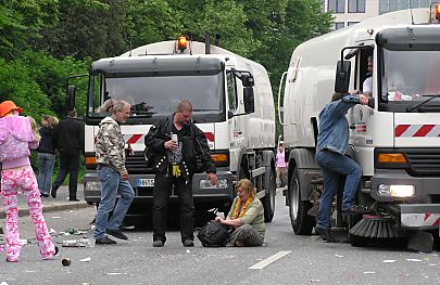 011_14318 - die Stadtreinigung subert die Strecke des Schlagermove von leeren Flaschen, Bechern und Mll; die Mllwagen mssen den feiernden Menschen ausweichen. 