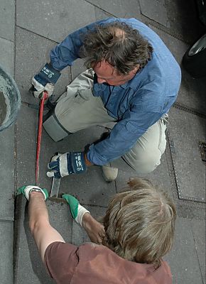 011_14665 - der Knstler Gunter Demnig verlegt sei 1995 sogen. Stolpersteine; diese erinnern vor dem letzten Wohnort eines whrend der Nazizeit deportierten Menschen an sein Schicksal ( siehe wikipedia ) 