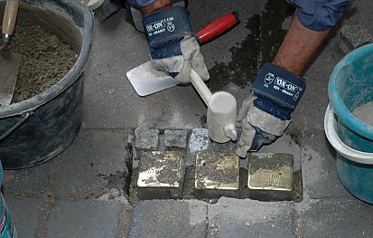 011_14667 - fast 8000 dieser Stolpersteine hat Gunter Demnigfr die Menschen gesetzt die in Deutschland Opfer des Faschismus wurden. 