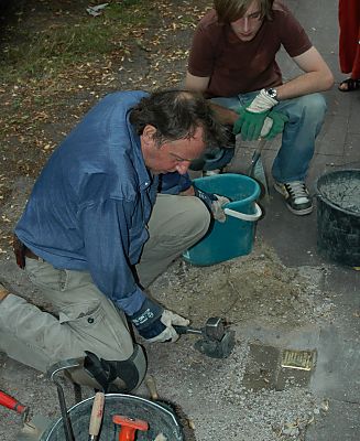 011_14670 - einlassen vom Stolperstein im Pomoorweg 45 in Hamburg Winterhude; Inschrift: Hier wohnte - SOPHIE SCHOOP - geb. Tisch - Jg. 1875 - verhaftet 1943 - deportiert 1944 - Auschwitz - ermordet 3.1.1945.