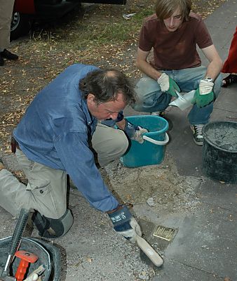 011_14672 - Abschlussarbeiten bei der Verlegung des Stolpersteins