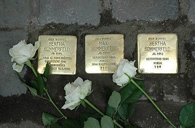 011_14674 - Stolpersteine in der Gertigstrasse 9 in Hamburg Winterhude: Hier wohnte - BERTA SOMMERFELD - Jg. 1896 -  1941 KZ Fuhlsbttel - deportiert 1941 - Ravensbrck - ermordet 12.8.1942; MAX SOMMERFELD - Jg. 1909 -  deportiert 1941 - Minsk - 1944 Mauthausen - ???; HERTHA SOMMERFELD - Jg. 18910 -deportiert 1941 - Minsk - ???