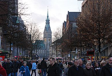 11_15246 -die zentrale Einkaufsstrasse Hamburgs, die Mnckebergstrasse ist an den Sonnabenden vor Weihnachten fr den Auto- und Busverkehr gesperrt, da sich eine Menschenmenge von Passanten in der Hamburger Innenstadt fr Weihnachtsgeschenke shoppen geht - im Hintergrund das Rathaus.