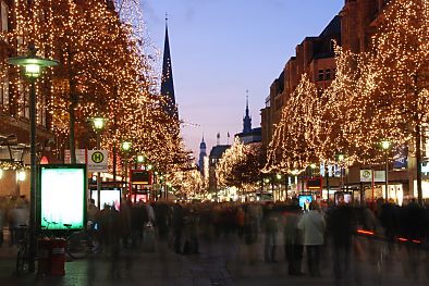 11_15247 - die Strassenbume in der Mnckebergstrasse sind zur Weihnachtszeit mit Lichterketten geschmckt - links der Kirchturm der St. Petrikirche im Bildzentrum die St. Michaeliskirche, recht die Turmspitze vom Hamburger Rathaus.
