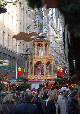 11_15251 - Weihnachtsmarkt in der Spitalerstrasse - eine grosse Weihnachtspyramide schmckt einen Stand mit Glhwein.