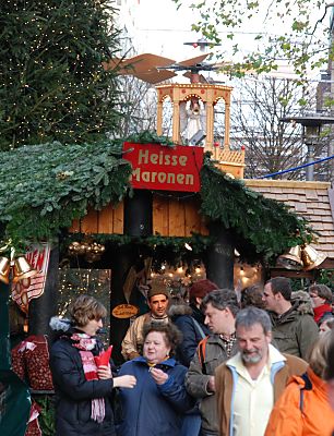 11_15252 - dein Stand mit heissen Maronen auf dem Markt an der Spitaler Strasse. 