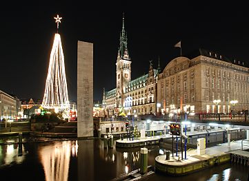 11_15257 - Blick ber die Kleine Alster zum Rathaus; rechts die Einfahrt zur Schleuse.