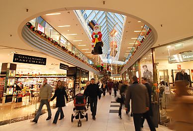 011_15269 - Passanten in der Einkaufspassage - sie fhrt die Besucher vom Gnsemarkt zu den Colonnaden. 