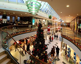 011_15270 - mit bunten Kugeln geschmckter Tannenbaum.