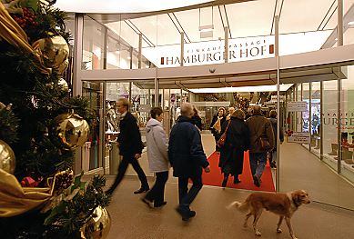 011_15272 - Eingang zur Passage Hamburger Hof an der Poststrasse.