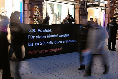 011_15276 - eine Gruppe von Tierschtzern protestiert auf dem weihnachtlich geschmckten Jungfernstieg gegen die Ttung von Tieren zur Herstellung von Pelzmnteln: "Pelz ist untragbar".