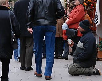 011_15272 - ein Bettler kniet auf den Steinplatten der Mnckebergstrasse beim Weihnachtsmarkt an der Petrikirche; die Passanten eilen vorbei.