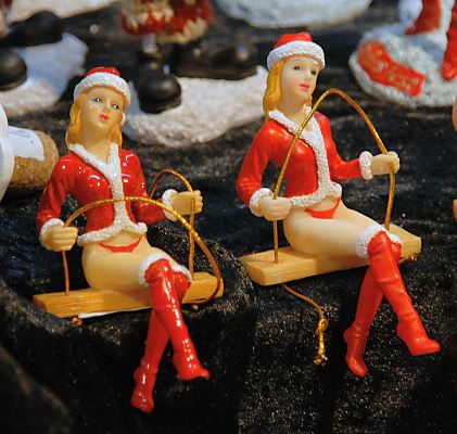 011_15273 - Tannenbaumschmuck? : sexy Blondinen in Weihnachtsfraukleidung sitzen auf einer Schaukel und warten auf Kufer. 
