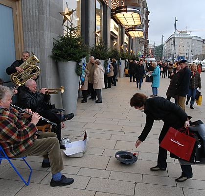 011_15274 - eine Jazz-Gruppe spielt auf dem Jungfernstieg - eine Passantin legt eine Spende in den Hut.  