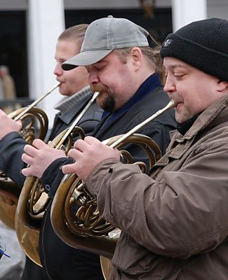 011_15275 - drei Blser spielen Weihnachtsmusik auf dem Rathausmarkt.