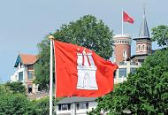 3816 Hamburg Flagge am Anleger von Blankenese - im Hintergrund der Sllberg. Bilder aus den Hamburger Elbvororten - wohnen an der Elbe.