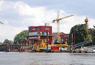 4780 Ufer des Khlfleet auf Finkenwerder - Neubauten mit Baukran.Bilder vom Stadtteil Finkenwerder. Finkenwerder liegt am Sdufer der Unterelbe und ist ein Stadtteil Hamburgs im Bezirk Hamburg-Mitte - Die Elbinsel Finkenwerder entstand durch das Auseinanderbrechen  