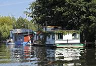 07 Bilder der Dove Elbe bei Hamburg Curslack - Hausboote am Ufer. Die Dove Elbe (von niederdeutsch dov = "taub") ist ein 18 km langer Nebenarm der Elbe im Sdosten Hamburgs. Die Dove Elbe wurde 1437/38 am Gammer Ort durch einen Verbindungsdeich zwischen den Inseln Alten- und Neuengamme vom Hauptstrom der Unterelbe abgetrennt. Bilder Hamburger Bezirke + Stadtteile; Bezirk Hamburg Bergedorf - Fotos vom Stadtteil Curslack. Curslack ist ein Stadtteil der Stadt Hamburg im Bezirk Bergedorf. Curslack ist einer der vier Stadtteile neben Kirchwerder, Neuengamme und Altengamme, die zusammen die Hamburger Vierlande bilden. Der Ortsname Curslack (plattdeutsch Corslak) ist eine Abwandlung von "kurze Lache", da das Gebiet frher oft berflutet wurde, das Wasser aber immer nur vorbergehend (kurz) anhielt. Aus diesem Grund sind die Wnde der alten Curslacker Huser gekachelt, das Wasser konnte so keinen groen Schaden anrichten. Im Rahmen des Gro-Hamburg-Gesetzes 1937/1938 erfolgte die Eingemeindung Bergedorfs und der Vierlande nach Hamburg. Seit 1949 ist Curslack Stadtteil im neu geschaffenen Bezirk Bergedorf. Der Hamburger Stadtteil hat eine Flche von 10,6 km und ca. 3700 Einwohner.