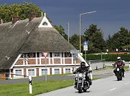 09 Motorradfahrer am Elbdeich - Fachwerkgebude, historische Architektur. Am Wochende nutzen viele Motorradfahrer die Strasse am Elbdeich, um einen Ausflug entlang der Elbe und durch die Vier- und Marschlande zu unternehmen. Die Hansestadt Hamburg ist in sieben Bezirke unterteilt, die in 105 Stadtteile untergliedert sind. Der Stadtteil Hamburg Altengamme gehrt zum Bezirk Hamburg Bergedorf. Altengamme liegt am Nordufer der Elbe und hat eine Flche von 15,6 km und wurde erstmals 1188 urkundlich erwhnt. Seit 1556 ist es mit Curslack, Kirchwerder und Neuengamme als die Vierlande bekannt. Seit 1868 gehrte Altengamme zum Hamburger Landgebiet und 1938 erfolgte durch das Gro-Hamburg- Gesetz die Eingemeindung nach Hamburg.