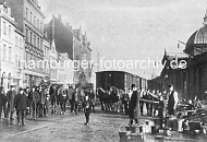 401_1901 Altes Foto von der Altonaer Hafenbahn - Waggons auf den Gleisen. Rechts die Altonaer Fischauktionshalle - Handkarren und Pferdewagen stehen auf der gepflasterten Strasse. Die Grosse Elbstrasse fhrt vom St. Pauli Fischmarkt an der Elbe entlang bis zur Kaistrasse / Neumhlen. Die Strasse bekamm 1801 ihren Namen, an ihr lagen Teile des Altonaer Hafens. Auf dem schmalen Streifen des Altonaer Hafenrands standen Fischverarbeitungsbetriebe, Dampfmhlen, eine Mlzerei sowie zahlreiche Speicher- und Silobauten.