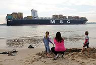 9278 Bilder aus dem Hamburger Stadtteil Rissen - Sandstrand am Elbufer - Containerschiff auf der Elbe Richtung Nordsee. Rissen wurde erstmalig im Jahr 1255 urkundlich erwhnt. Es gehrte jahrhundertelang zu Holstein- Pinneberg. 1640 fiel es mit ganz Holstein-Pinneberg an Christian IV. von Dnemark und blieb so in Personalunion Teil des dnischen Knig- reiches, bis es nach dem Zweiten Deutsch-Dnischen Krieg 1864 an sterreich fiel, mit dem Ende des sterreichisch-Preuischen Krieges 1866 aber zu Preuen wanderte.