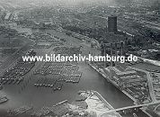 11_17516 historische Luftaufnahme der Billwerder Bucht ca. 1930 - im Hintergrund Wohnhuser des Hamburger Stadtteils Rothenburgsort. In der rechten Bildmitte der Gasometer / Gasturm der Gasanstalt Tiefstack und im Vordergrund rechts das Kraftwerk Tiefstack. Auf der linken Bildseite das Gelnde Wasserwerk Kaltehofe mit seinen Filterbecken. Dicht gedrngt liegen die Binnenschiffe auf dem ruhigen Wasser der Billwrder Bucht - bis in die 1880 Jahre mndete der Dove-Elbe die ein wenig weiter oben beim Holzhafen in die Norderelbe.