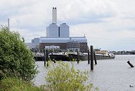 11_17519 Am Ufer der Billwerder Bucht wachsen am Ausschlger Elbdeich Weiden. Am Liegeplatz haben die Binnenschiffe Mo-Bay und Michael B. fest gemacht. Die Mo-Bay ist ein Stck- und Schttgutschiff und 1953 erbaut - die daneben liegende Michael B. hat ebenso ein Lnge von 80m und eine Breite von ca. 8,00 m. Beide Gtermotorschiffe knnen ca. 1000 t Ladung transportieren - im Hintergrund das Kraftwerk Tiefstack.