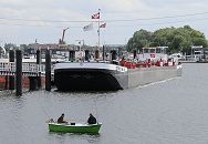 11_17522 Das Tankmotorschiff Dettmer Tank 52 in der Billwerder Bucht am Ausschlger Elbdeich bei Hamburg Rothenburgsort.  Das ca. 85m lange und 9,20 breite Tankschiff kann bei einem Tiefgang von 2,50m ca. 1300 to Ladung transportieren. Im Vordergrund ein kleines Motorboot mit Aussenbordmotor / Angelboot, in dem zwei Angler sitzen.