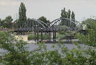 11_17529 Blick von Kaltehofen auf die historische Wassertreppe am Moorfleeter Deich; der bewegliche Niedergang ermglicht es bei den unterschiedlichen Wasserstnden, die durch die Tiede ( Ebbe und Flut ) bedingt sind, die Schiffe von Land zu erreichen, die am Ponton fest gemacht haben. Die Wassertreppe wurde vor ca. 100 Jahren errichtet und ist eine der letzten ihrer Art.