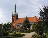 11_17536 Blick ber den Kirchhof zur Moorfleeter St. Nikolai Kirche - der 1885 errichtete Backsteinkirchturm wurde im Stil der Neogotik gehalten - vier kleine Kupfertrmchen zieren den Sims und auf der Turmspitze befindet sich eine Wetterfahne aus Messing.  