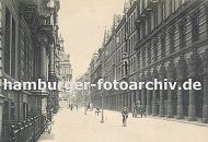 11_18973 historische Fotografie vom alten Hamburg ca. 1905 - Blick in die Colonnaden; rechts die Sulengnge der Hamburger Prachtstrasse. Ein Mann fhrt auf einem Fahrrad auf der Strasse an dessen Strassenrand Gaslaternen stehen, ein weiteres Fahrrad ist an das Gitter gelehnt. Ein Transportarbeiter schiebt eine Schott'sche Karre. Kutschen und Pferdewagen fahren auf der Fahrbahn.