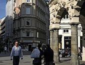 11_18981 Eckgebude mit Giebelturm / Colonnaden, Grosse Theaterstrasse, Fehlandstrasse. Rechts die plastische Stuck-Dekoration an den Rundbgen der Sulen des Arkandengangs www.bildarchiv-hamburg.de