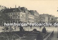 11_18990 Blick ber den Stephansplatz zur Dammtorstrasse ca. 1900; links mndet die Esplanade. Ein Strassenbahnwagen fhrt Richtung Dammtor. Die Bebauung mit den Wohnhusern und Geschftshusern ist sehr uneinheitlich - die Dcher und Stockwerke der Gebude haben eine unterschiedliche Hhe - im Hintergrund ist das Sulenportal vom Stadttheater / Hamburgischen Staatsoper zu erkennen. www.hamburger-fotoarchiv.de