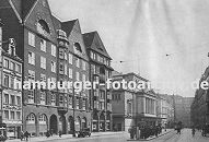 11_18993 das Backsteingebude der Hamburger Schulbehrde wurde 1913 fertig gestellt; der Architekt ist der Hamburger Oberbaudirektor Fritz Schumacher. In dem hohen Gebude an der Dammtorstrasse wurden erstmalig alle Dienstellen der Hamburger Schule untergebracht. Fahrgste warten an der Haltestelle der Strassenbahn, die aus der Richtung Gnsemarkt kommt. Einzelne Kraftfahrzeuge stehen am Strassenrand. www.hamburger-fotoarchiv.de