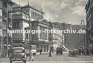 11_18995 Hamburger Innenstadt 1936 in der Dammtorstrasse fahren einige Automobile, andere stehen am Strassenrand. Passanten gehen ber die Strasse und auf dem  Brgersteig. An der Strassenbahnhaltestelle steigen Fahrgste in die Strassenbahn. Im Bildzentrum das ehem. Hamburger Stadttheater, das jetzt den Schriftzug Staatsoper am Eingang hat. Im Hintergrund das hohe Gebude mit der Kupferkuppel, in dem die Hamburger Oberfinanzdirektion am ihren Sitz hat. www.hamburger-fotoarchiv.de 