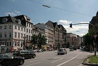 11_18996 Blick in die Dammtorstrasse 08/2005; lks. mndet die Esplanade, re. der Gorch-Fock-Wall. Im Bildzentrum das hohe Backsteingebude mit den spitz zulaufenden Dchern ist die ehem. Oberschuldirektion, die von dem Hamburger Oberbaudirektor Fritz Schumacher entworfen wurde - dahinter die Hamburgische Staatsoper. www.bildarchiv-hamburg.de