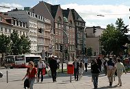 11_18997 Fussgngerampel vom Stephansplatz ber den Gorch-Fock-Wall; zwei Busse stehen an der Haltestelle in der Dammtorstrasse - im Bildzentrum die Hamburger Backsteinarchitektur vom ehem. Oberbaudirektor Schumacher. www.bildarchiv-hamburg.de