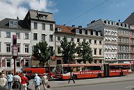 11_18998 Bushaltestelle in der Dammtorstrasse 08/2005; Fussgnger gehen ber die Ampel. Ein roter Gelenkbus (Ziehharmonikabus) der Hamburger Hochbahn AG / HHA steht an der Halterstelle. Die Architektur am Strassenrand hat eine auffallend unterschiedliche Dachhhe. www.bildarchiv-hamburg.de