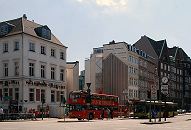 11_19001 In der historischen Bebauung der Dammtorstrasse wurde einige Gebude abgerissen (06/2007) ; in der Baulcke ist die Kontur eines Hauses an der Hauswand zu erkennen. Ein roter Doppeldeckerbus der Hamburger Stadtrundfahrt steht an der Ampel - ein Gelenkbus der Hamburger Hochbahn AG /HHA steht an der Bushaltestelle, die Fahrgste sind eingestiegen. www.bildarchiv-hamburg.de