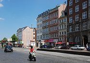 11_19002 Blick ber die Dammtorstrasse 06/2007 ; die Gebude gegenber der Bushaltestelle sind abgerissen. Die Baulcke wird fr den Neubau vorbereitet. Im Vordergrund fhrt eine Motorroller-Fahrerin ber das Kopfsteinpflaster. www.bildarchiv-hamburg.de