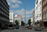 11_19005 Blick vom Gnsemarkt in die Dammtorstrasse Richtung Stephansplatz / Dammtor; ein Autobus und PKW warten an der Ampel, andere Autos fahrren Richtung Dammtor.  www.bildarchiv-hamburg.de